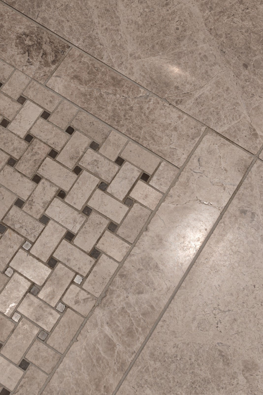 Kalkstein med mønstret felt i dusjsone - skaper liv og tekstur i rommet Galleribilde