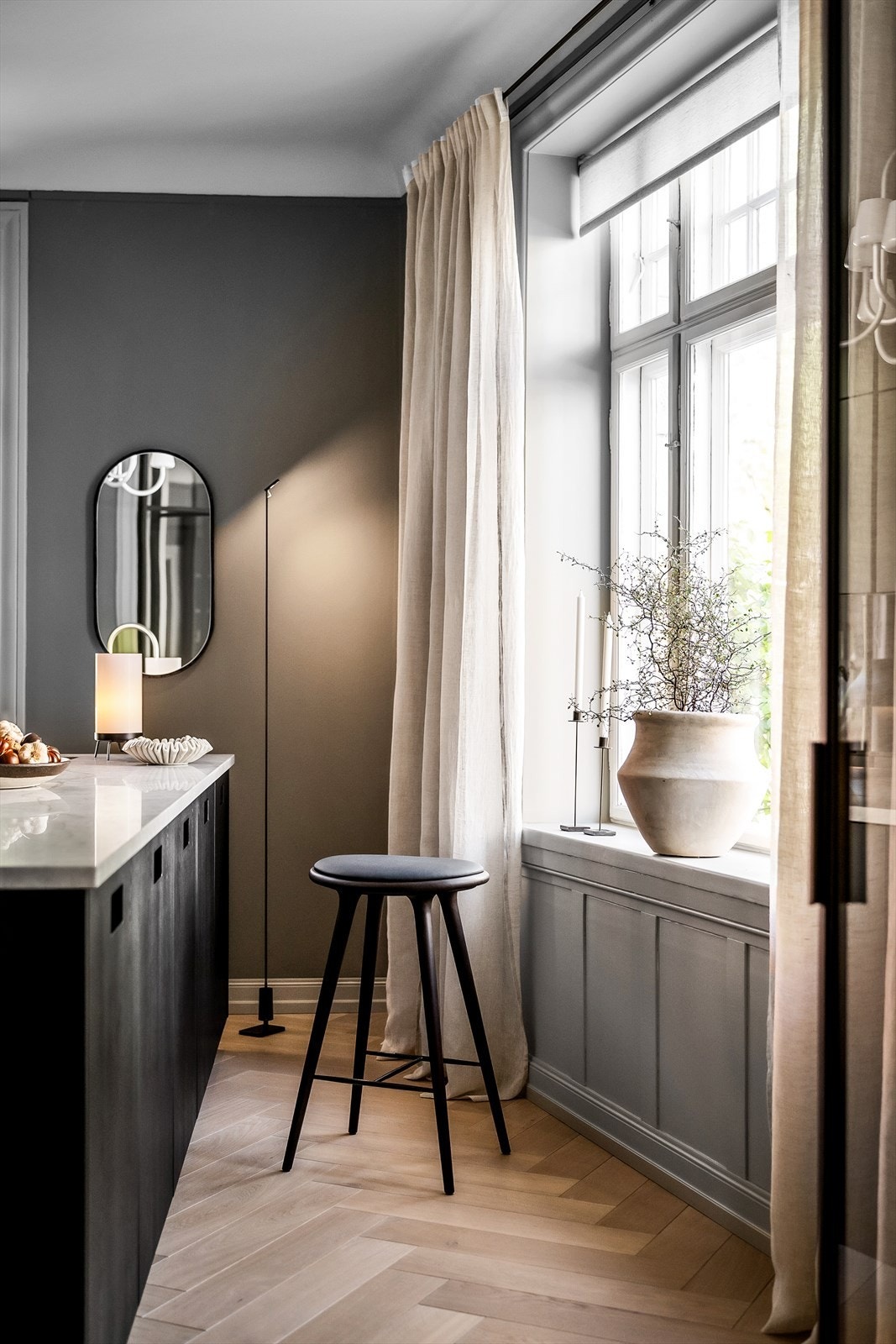 De store kjøkkenvinduene slipper inn rikelig med naturlig lys Galleribilde