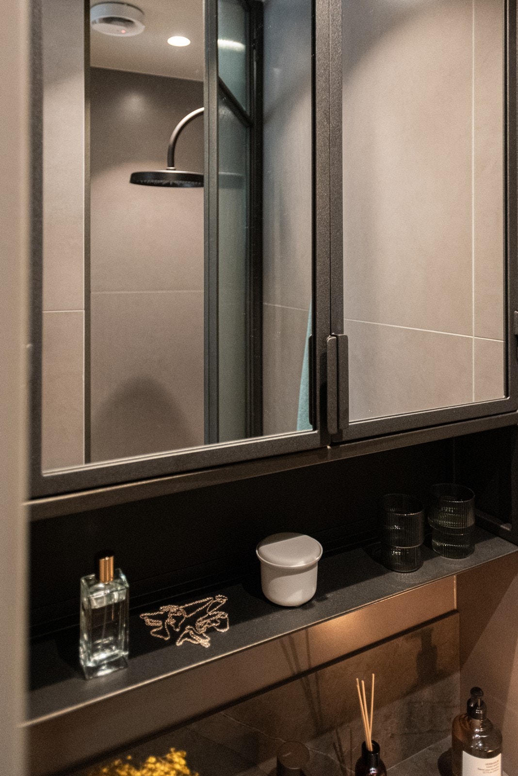 Bronze armatur, flislagte flater og skreddersydd servant - tidløst og elegant Galleribilde