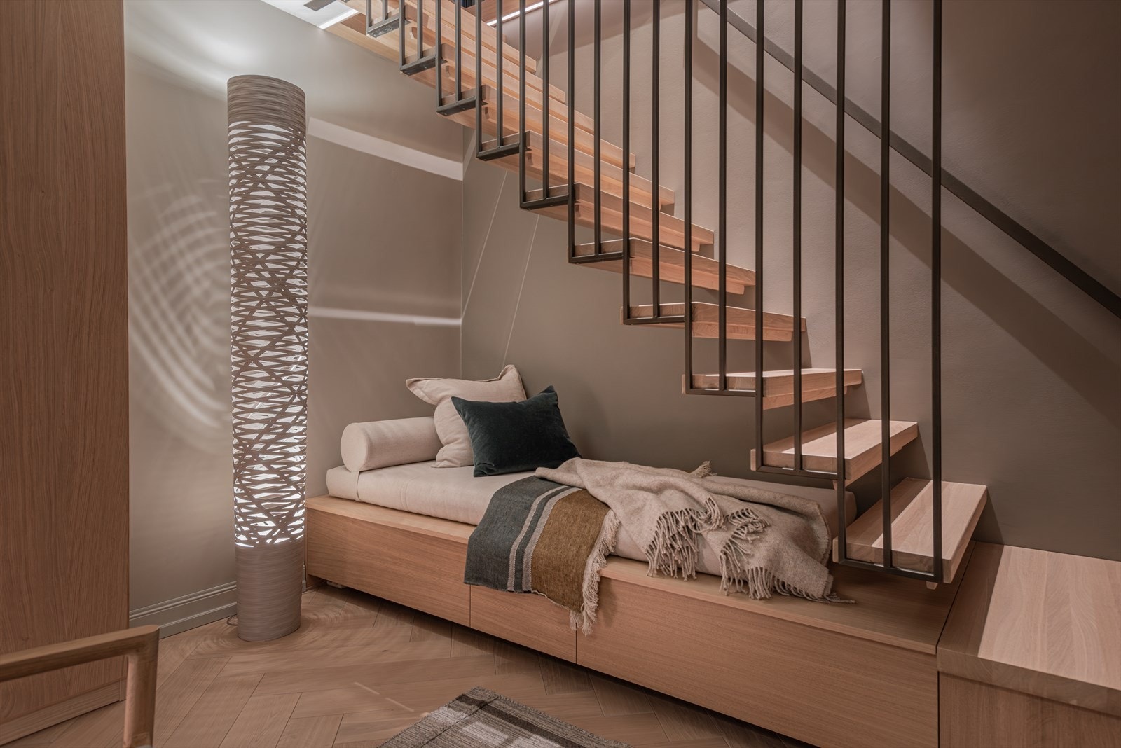 Skreddersydd benk med oppbevaring og daybed-funksjon - en perfekt lesekrok eller ekstra soveplass Galleribilde