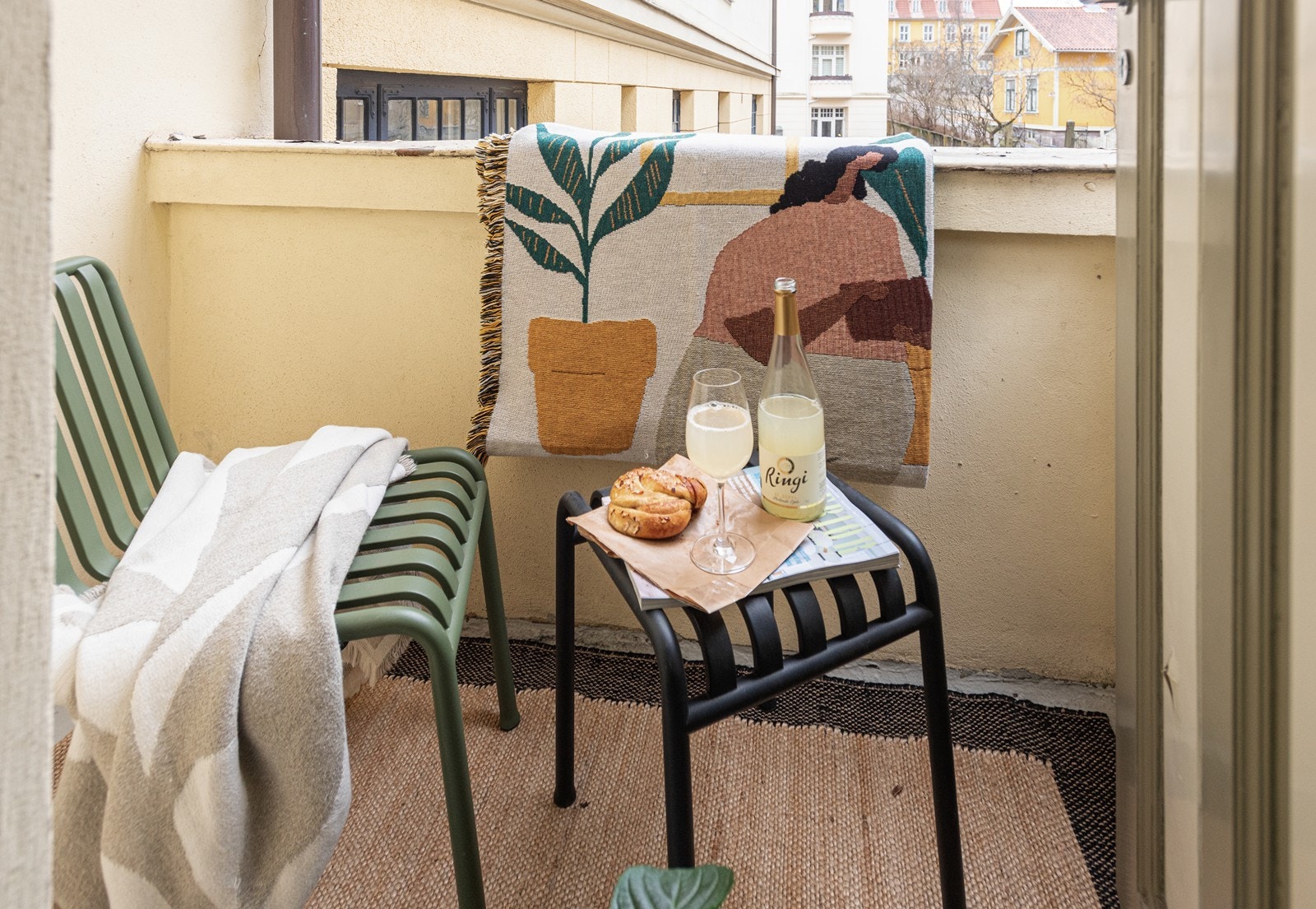 Felles balkong med adkomst fra baktrapp. Frognerparken ligger også rett utenfor døren for tur- og rekreasjon Galleribilde