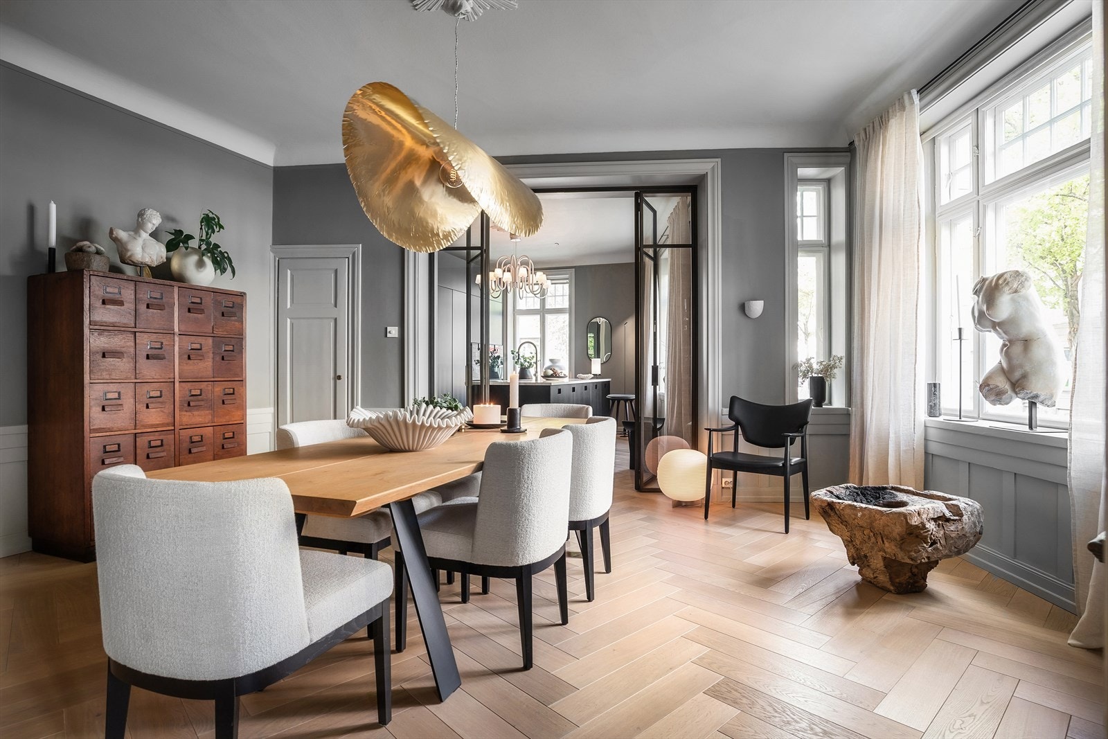 En gjennomtenkt planløsning med tre oppholdsrom på rad og rekke + kjellerstue, tre soverom mot bakgård og to bad pluss sep. wc Galleribilde