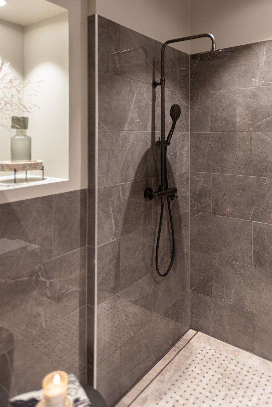 Stilren dusjnisje med regnfallsdusj fra Gessi (Old Brass). Elegant uttrykk og gjennomførte detaljer Galleribilde