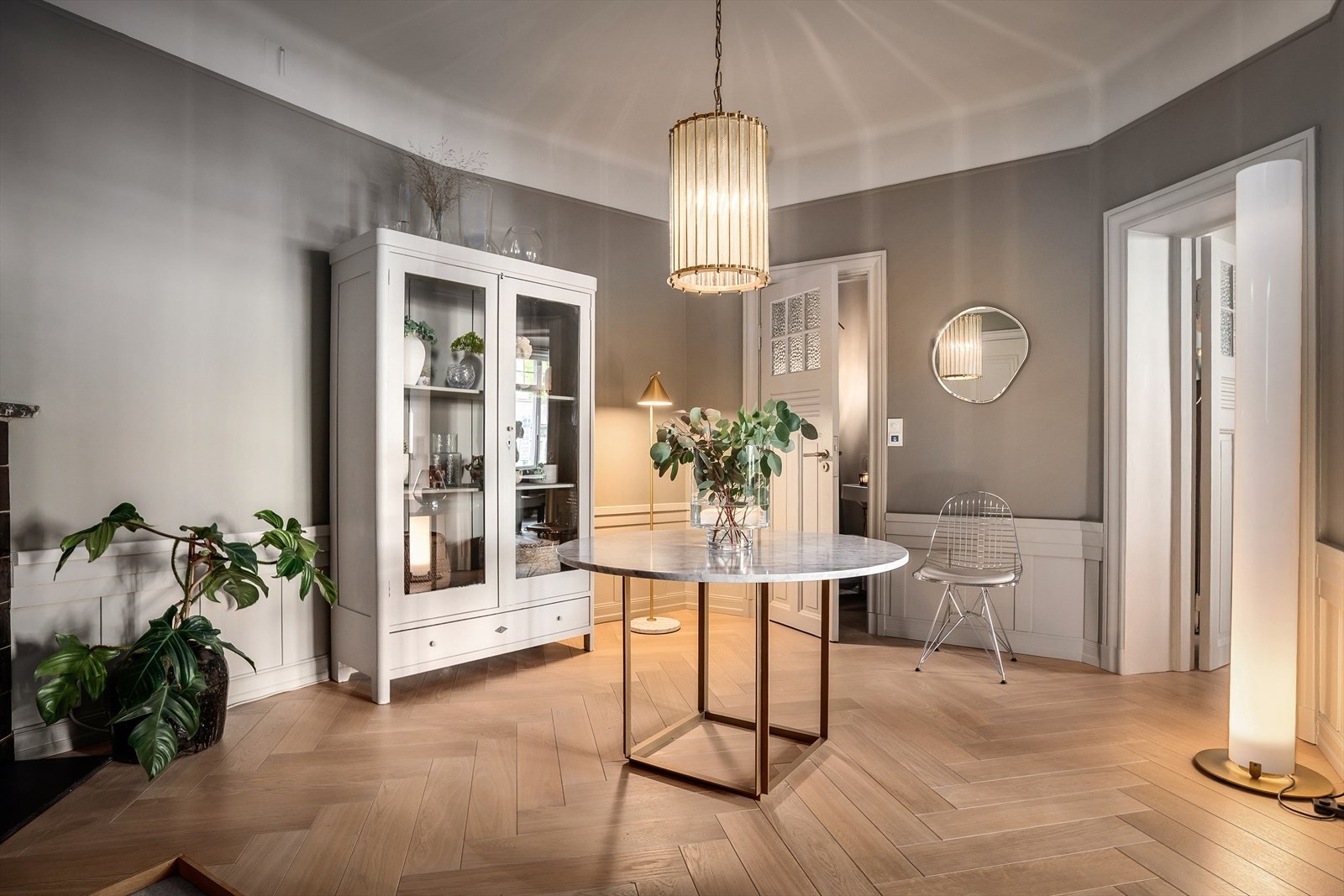 Klassiske detaljer; vakker brystning og peisovn Galleribilde