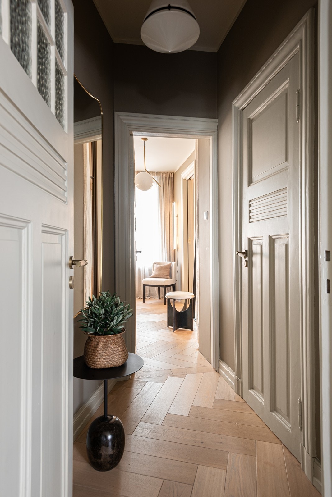 Rolig fargepalett og gjennomgående detaljer skaper en lun atmosfære Galleribilde