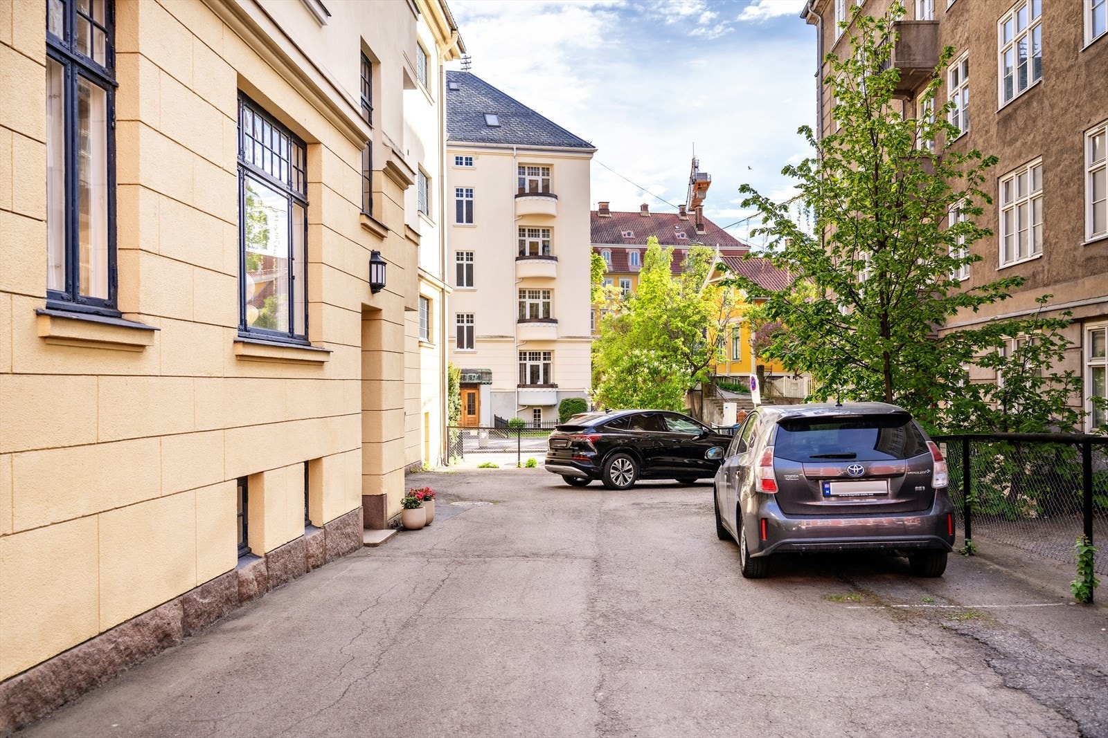 Leiligheten disponerer egen biloppstillingsplass på sameiets eiendom i tillegg gjesteparkering som disponeres i sameiet Galleribilde