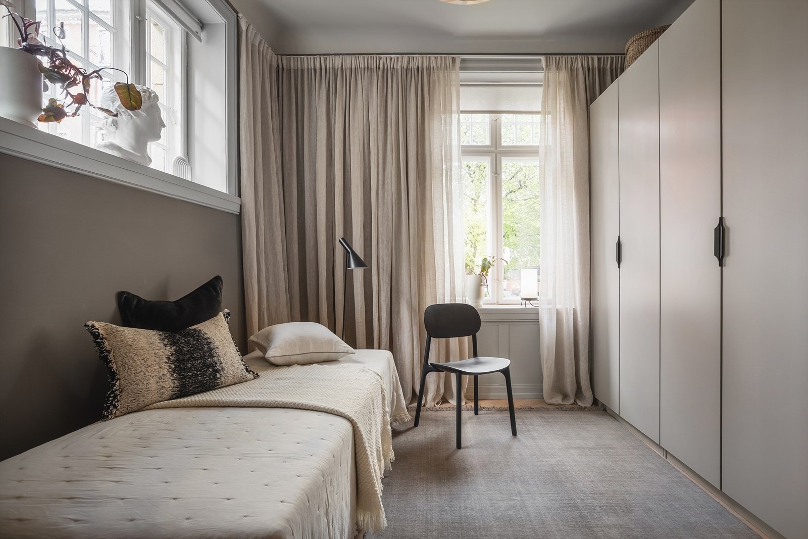 Soverom 3 med stor garderobe. Et lyst og hyggelig hjørnerom Galleribilde