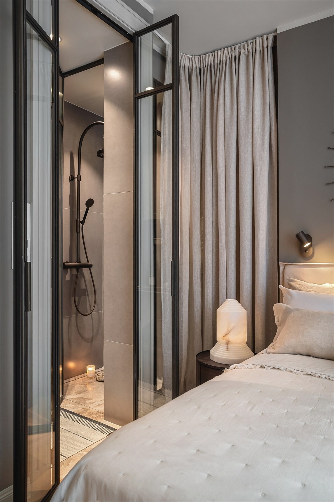 Dusjnisje med vegg og dør i rilleglass - designet og produsert av Myhres Smie AS Galleribilde