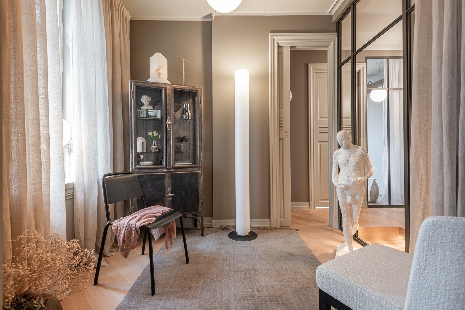 Soverom 2, evt. et fleksibelt rom man kan benytte som del av hovedsoverom, kontor eller lignende Galleribilde