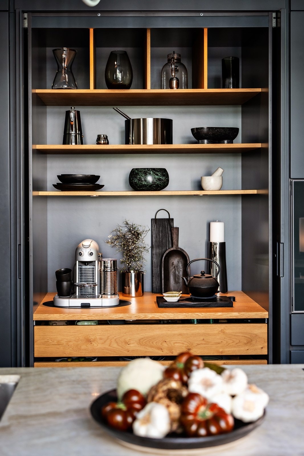 Detalj av åpnet pocketskap - lakkert eik gir varm kontrast til de stramme flatene Galleribilde