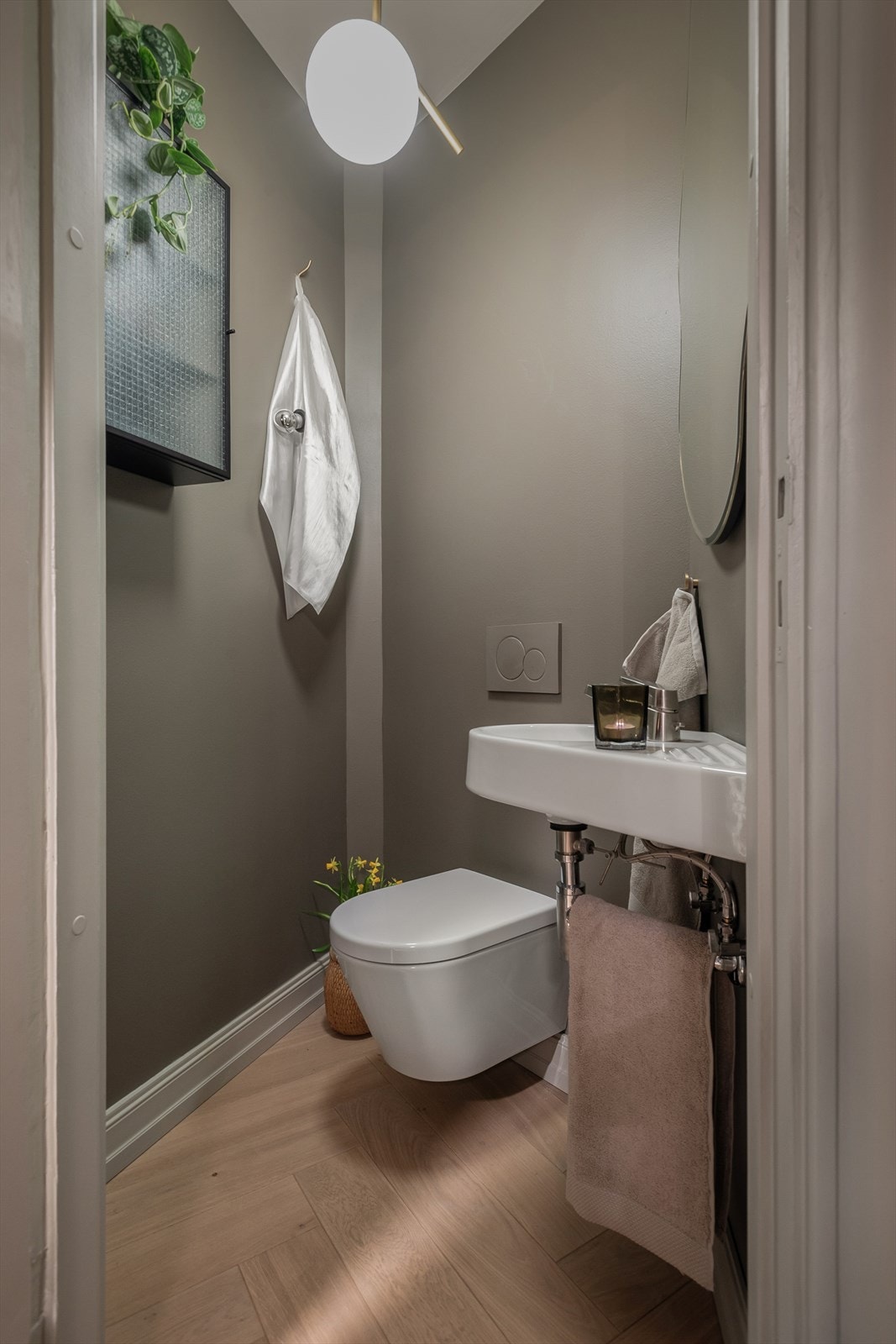 Leiligheten har to delikate bad samt et separat toalettrom Galleribilde