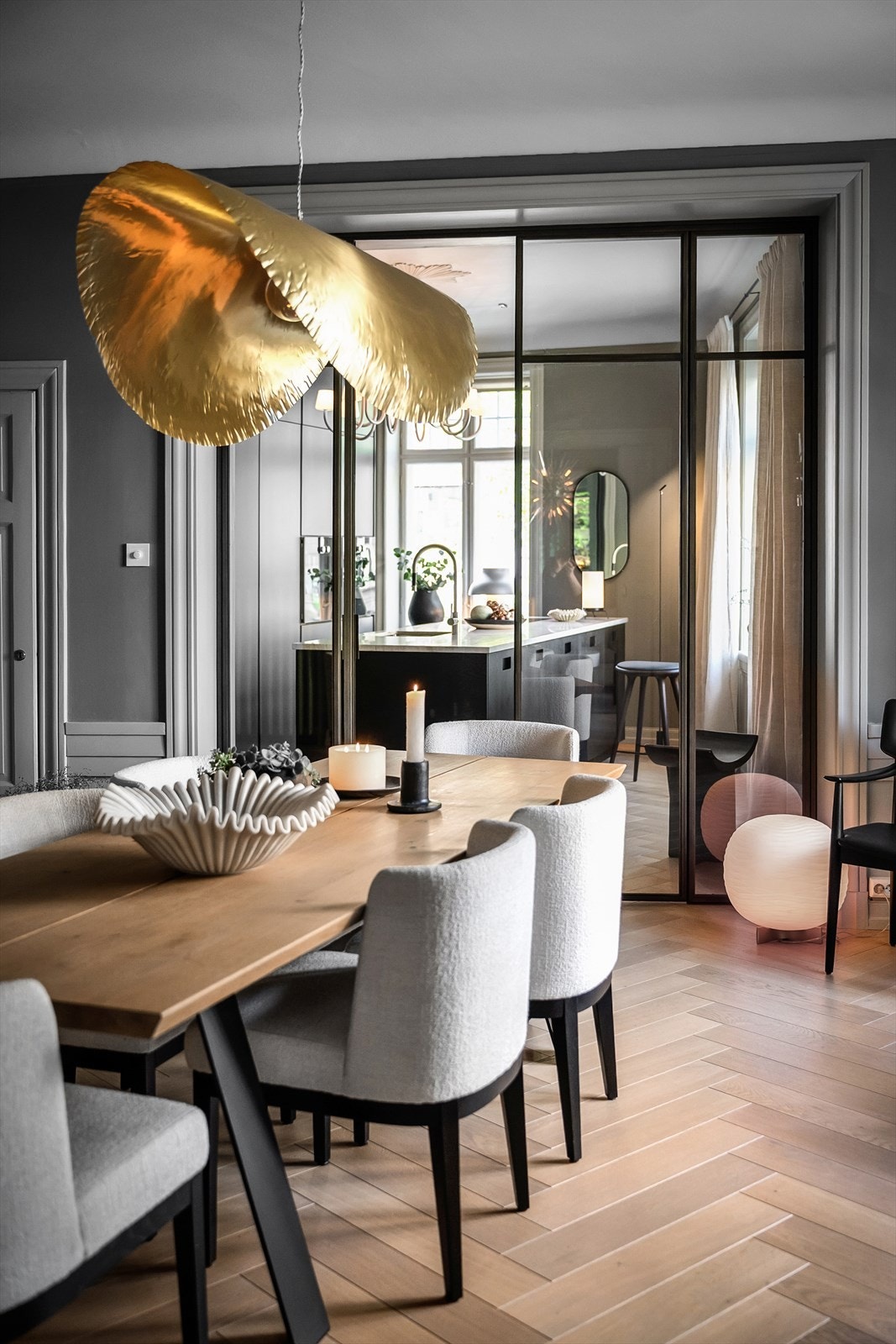 Tidløse smijernsdører skaper en elegant og funksjonell overgang mellom rommene Galleribilde