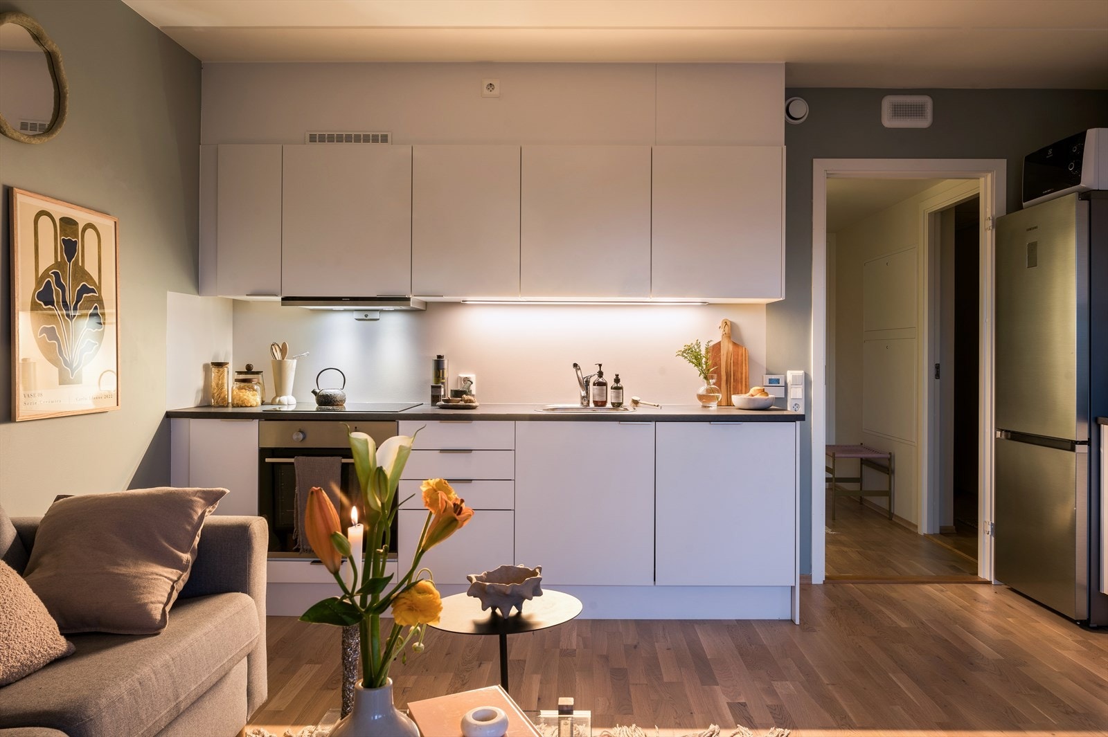 Integrerte hvitevarer som platetopp, stekeovn og oppvaskmaskin følger. Galleribilde