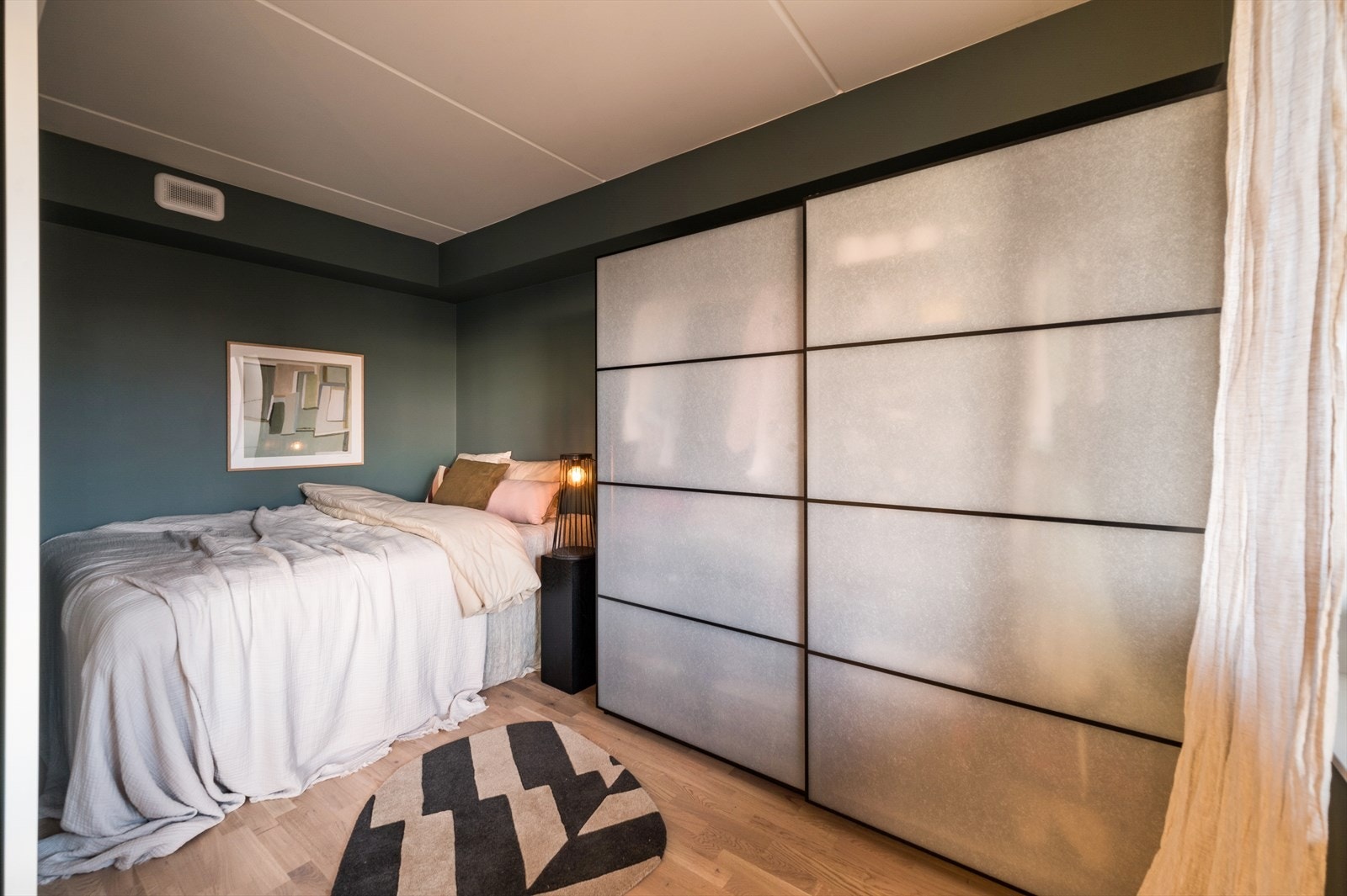 Trivelig soverom med plass til dobbeltseng. Galleribilde