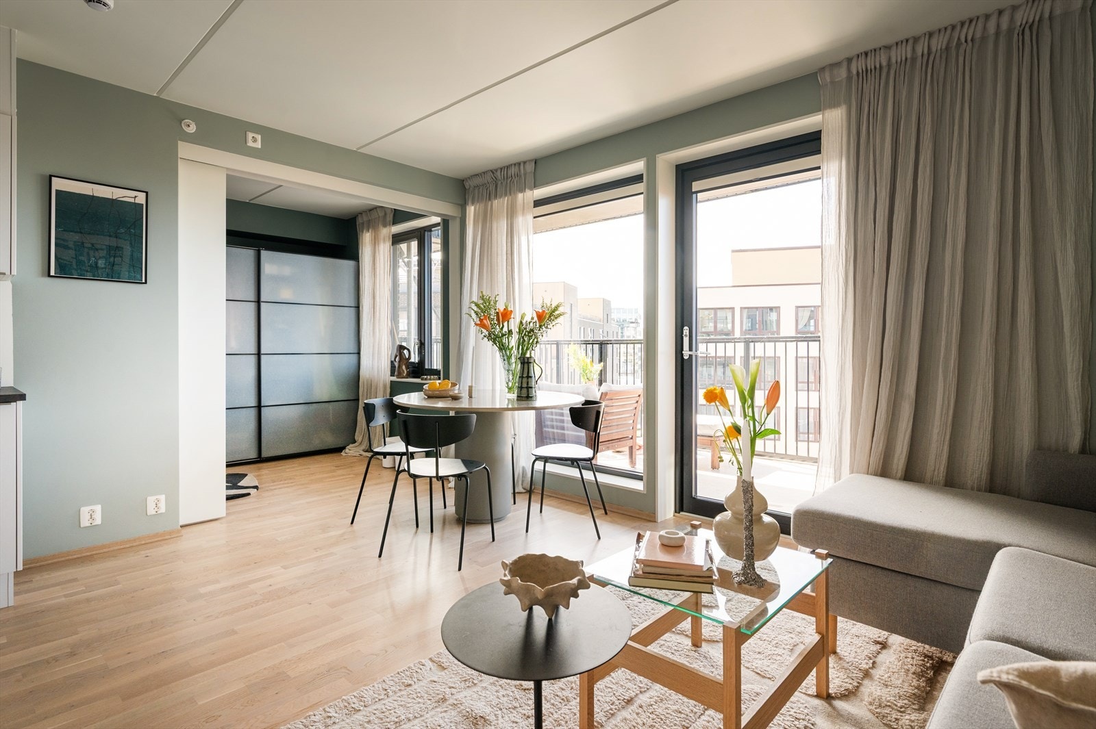 Skreddersydde plissegardiner fra Kjells Markiser er montert i alle vinduer og medfølger. Galleribilde