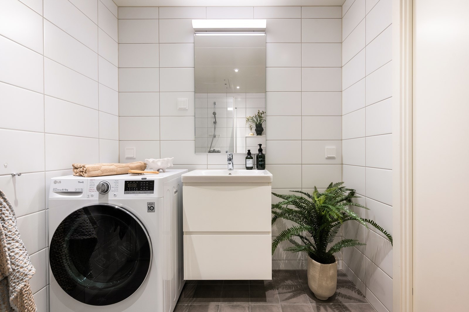 Det er opplegg for vaskemaskin og tørktrommel, og badet er tilknyttet balansert ventilasjon. Galleribilde