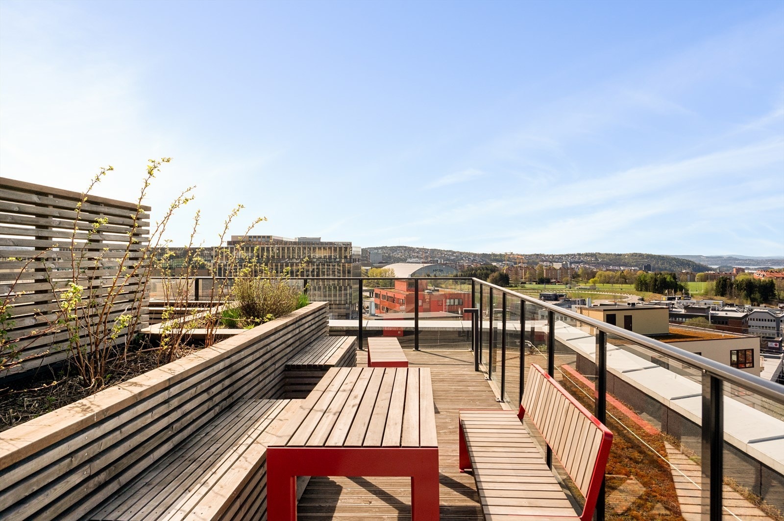 Felles takterrasse med flere sittegrupper og parsellhager. Galleribilde