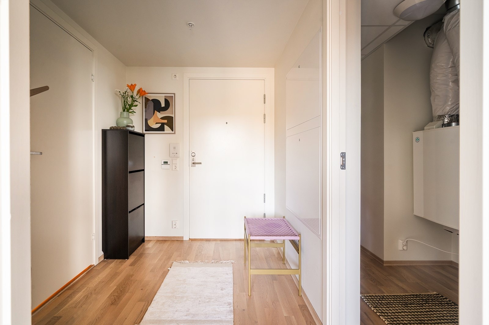 Lys entré med praktisk oppbevaring i tilknyttet bod. Galleribilde