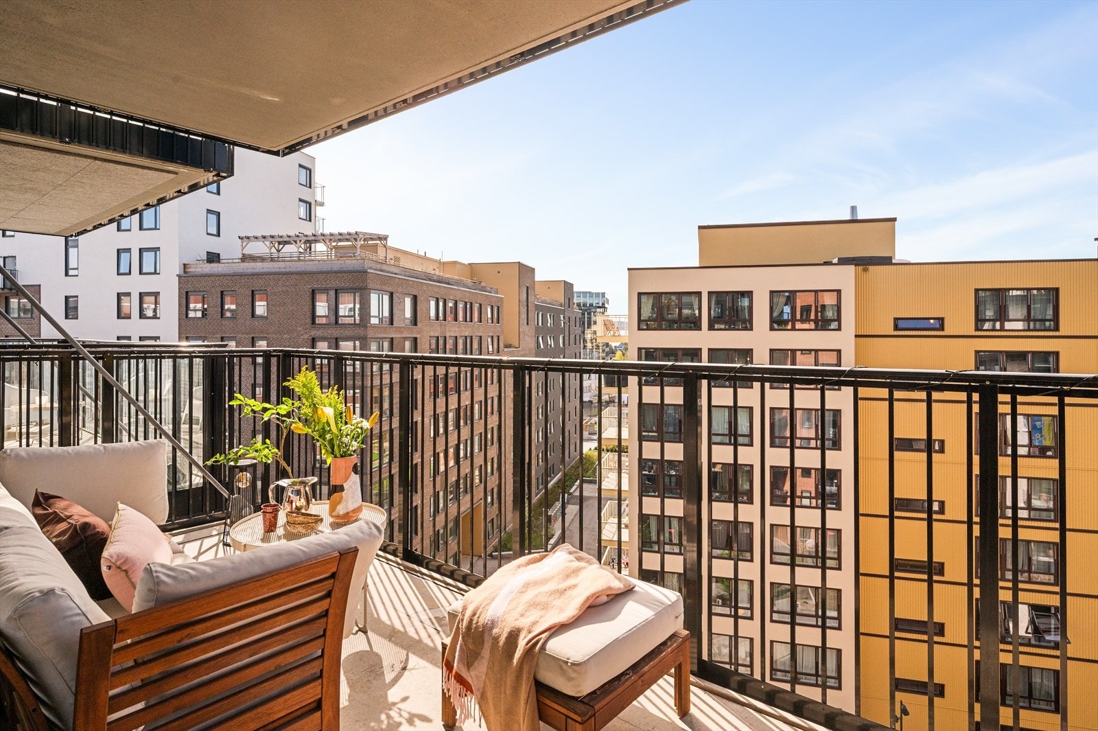 Her kan du nyte lange sommerdager med plass til både sittegruppe, grill og beplantning. Galleribilde