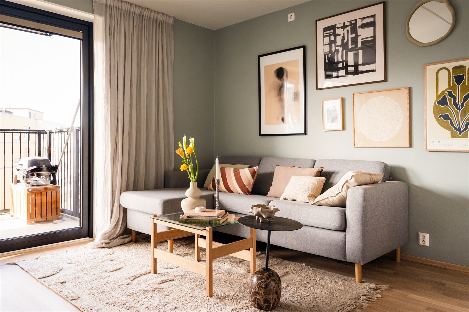 Rommet har plass til komfortabel sofagruppe og salongbord. Galleribilde