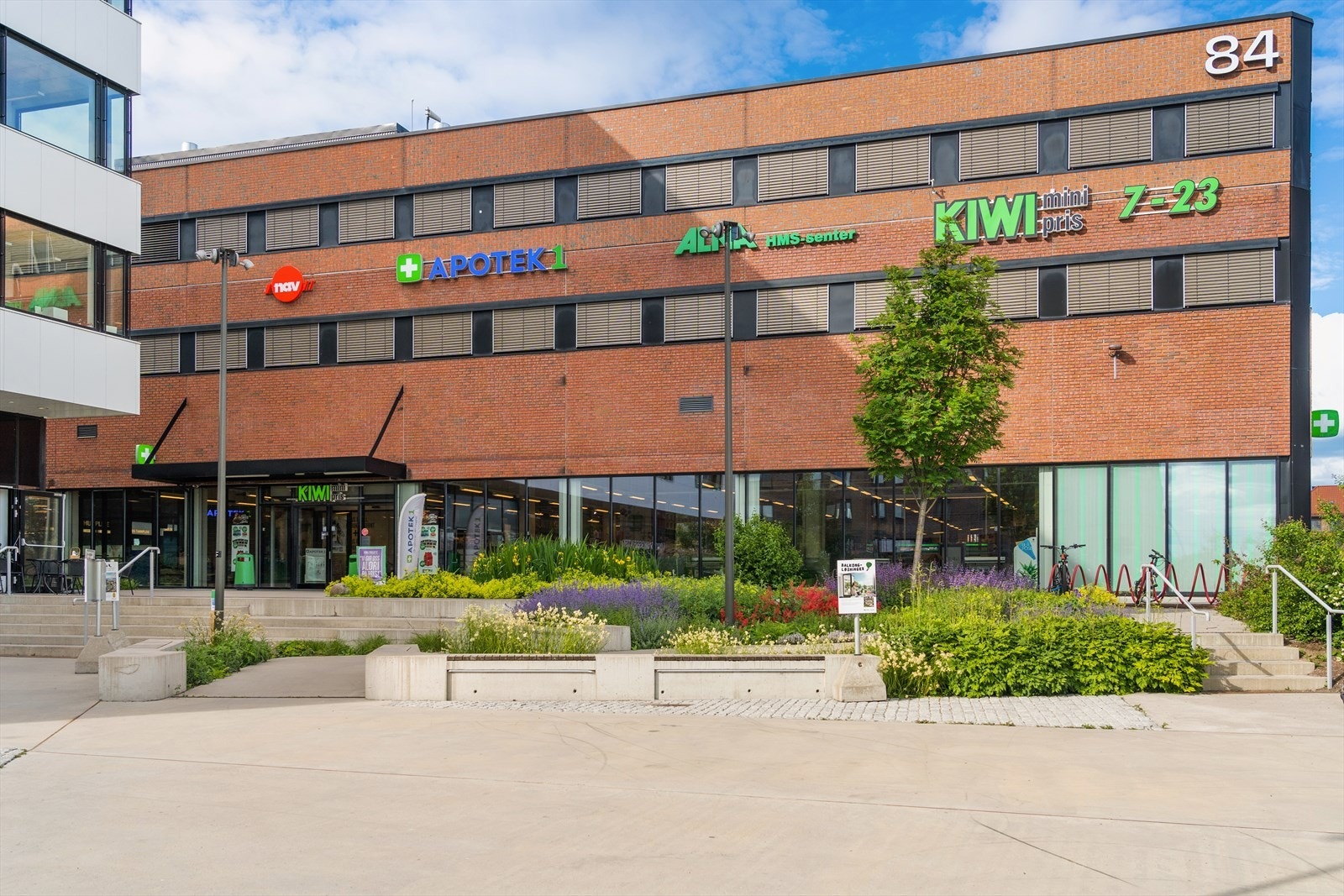 Matbutikk og apotek i umiddelbar nærhet. Galleribilde