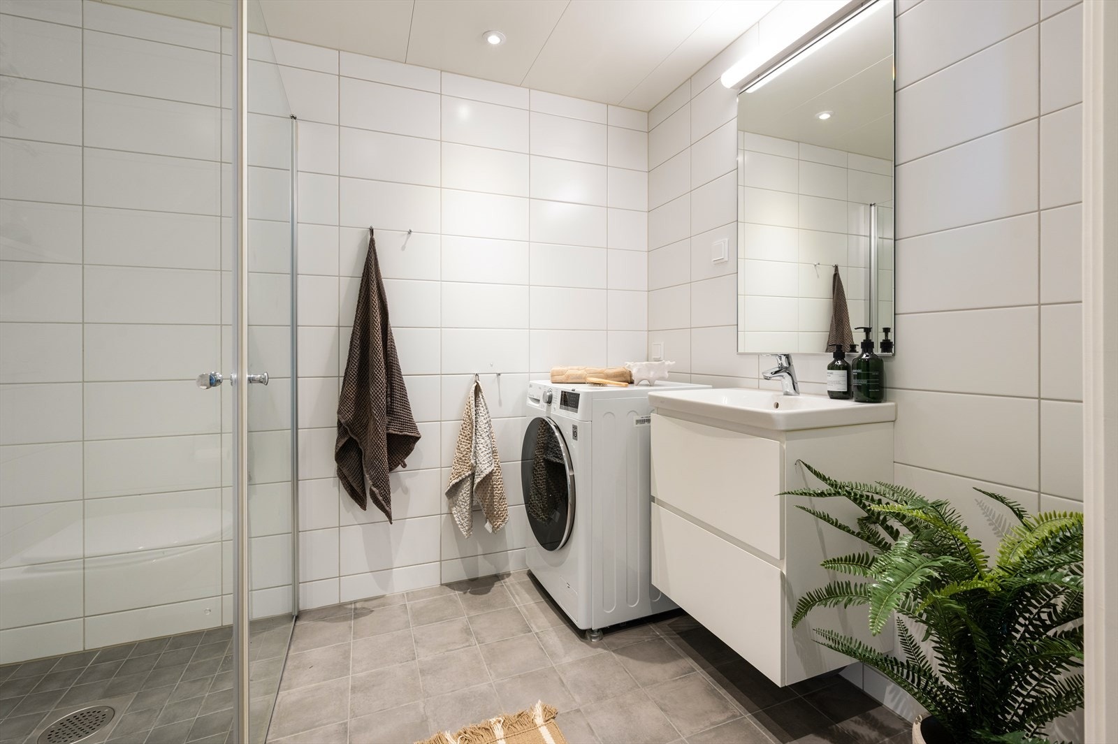 Delikat og moderne bad med flislagte vegger og gulv, samt vannbåren gulvvarme for ekstra komfort. Galleribilde