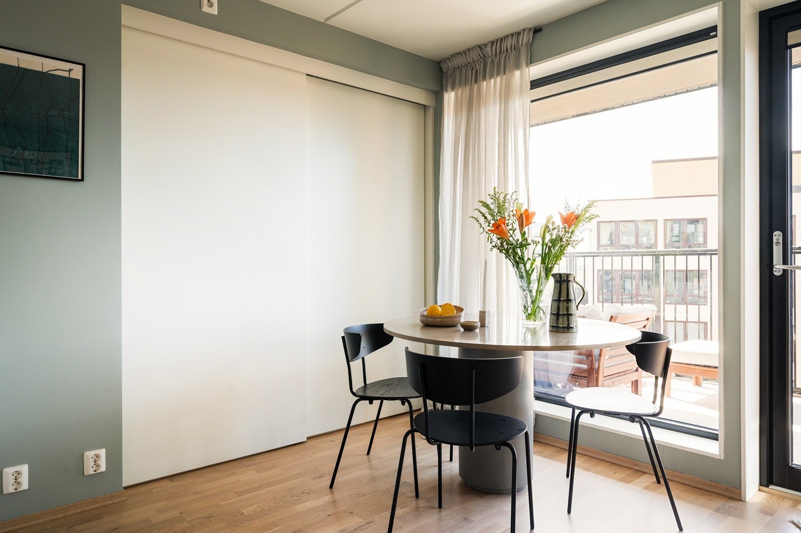 Fra stuen er det skyvedør inn til soverommet. Galleribilde