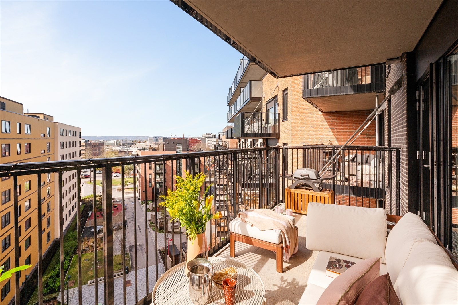 Balkongen blir en naturlig forlengelse av stuen på varme dager. Galleribilde