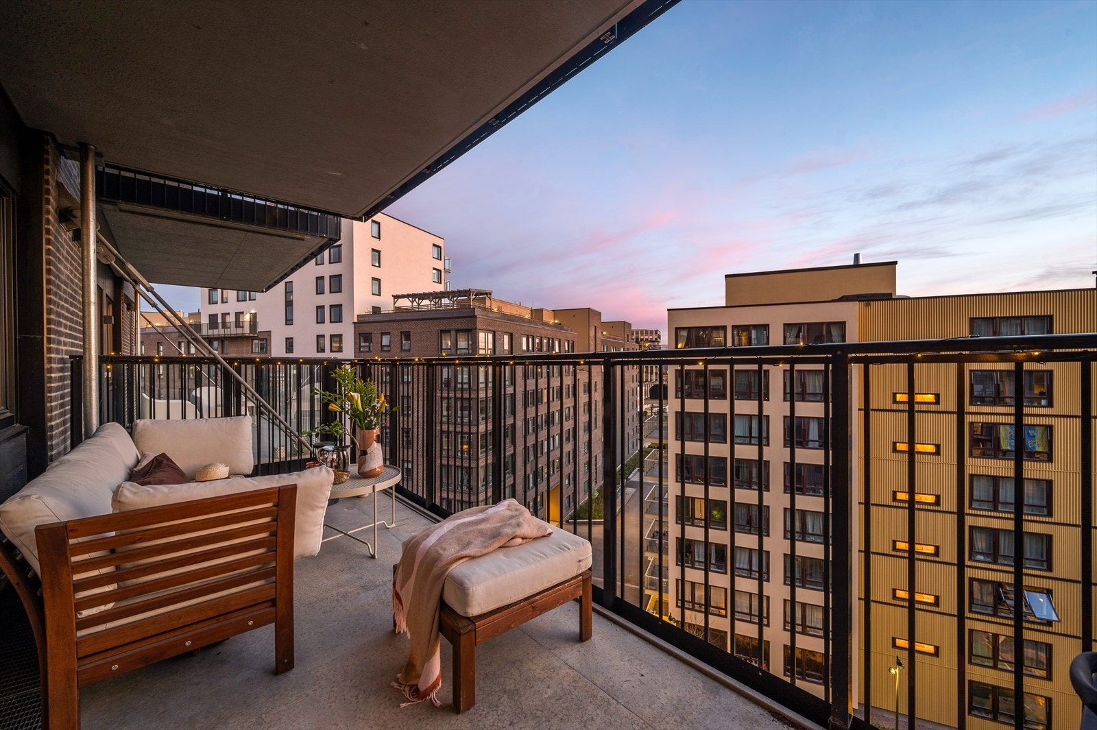 Fra stuen er det direkte utgang til en vestvendt balkong på ca. 12 kvm. Galleribilde