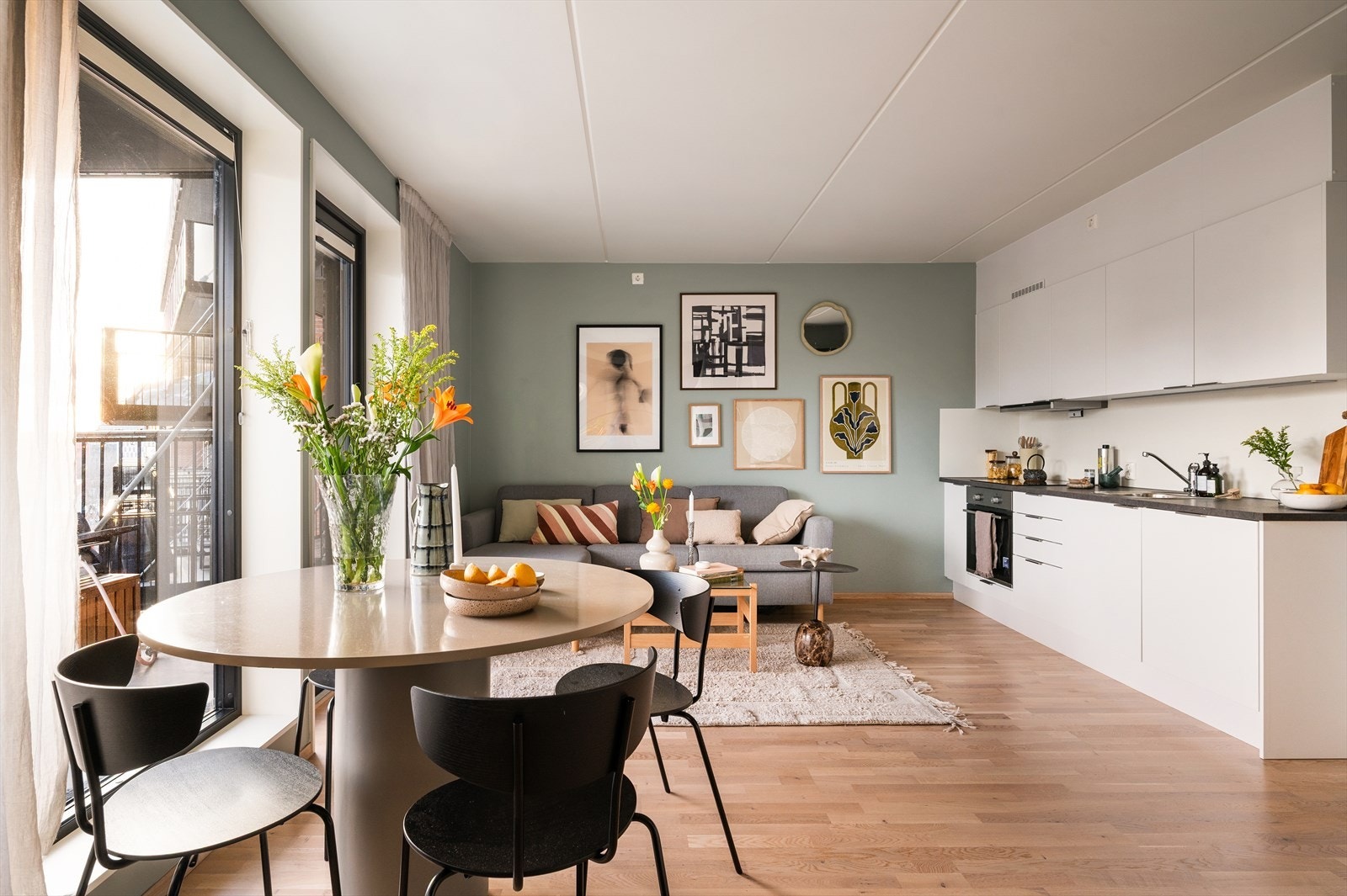 Tidløs tre-stavs parkett på gulv og malte vegger. Galleribilde