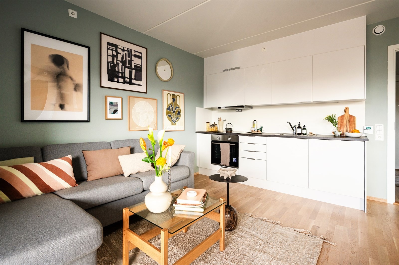 Stilrent kjøkken med glatte fronter og laminert benkeplate med nedfelt vask. Galleribilde