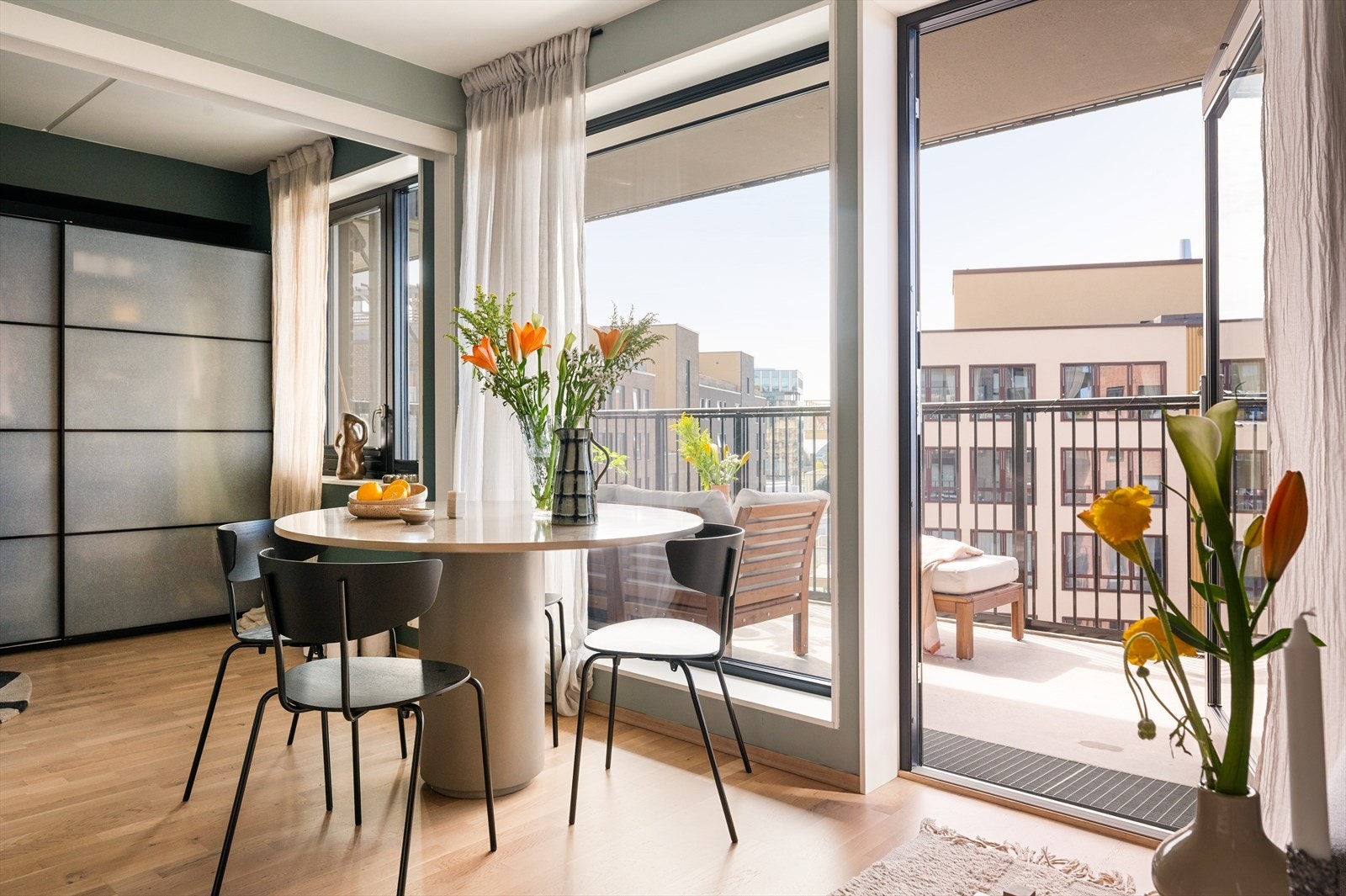 Store gulv-til-tak-vinduer sørger for rikelig med naturlig lys og et flott utsyn fra boligens 7. etasje. Galleribilde