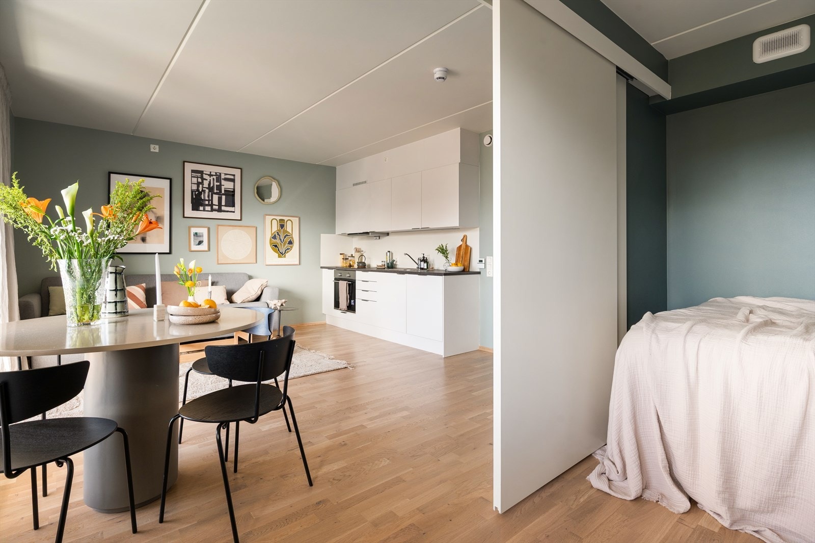 Varmtvann er inkludert i felleskostnadene (A-konto). Galleribilde