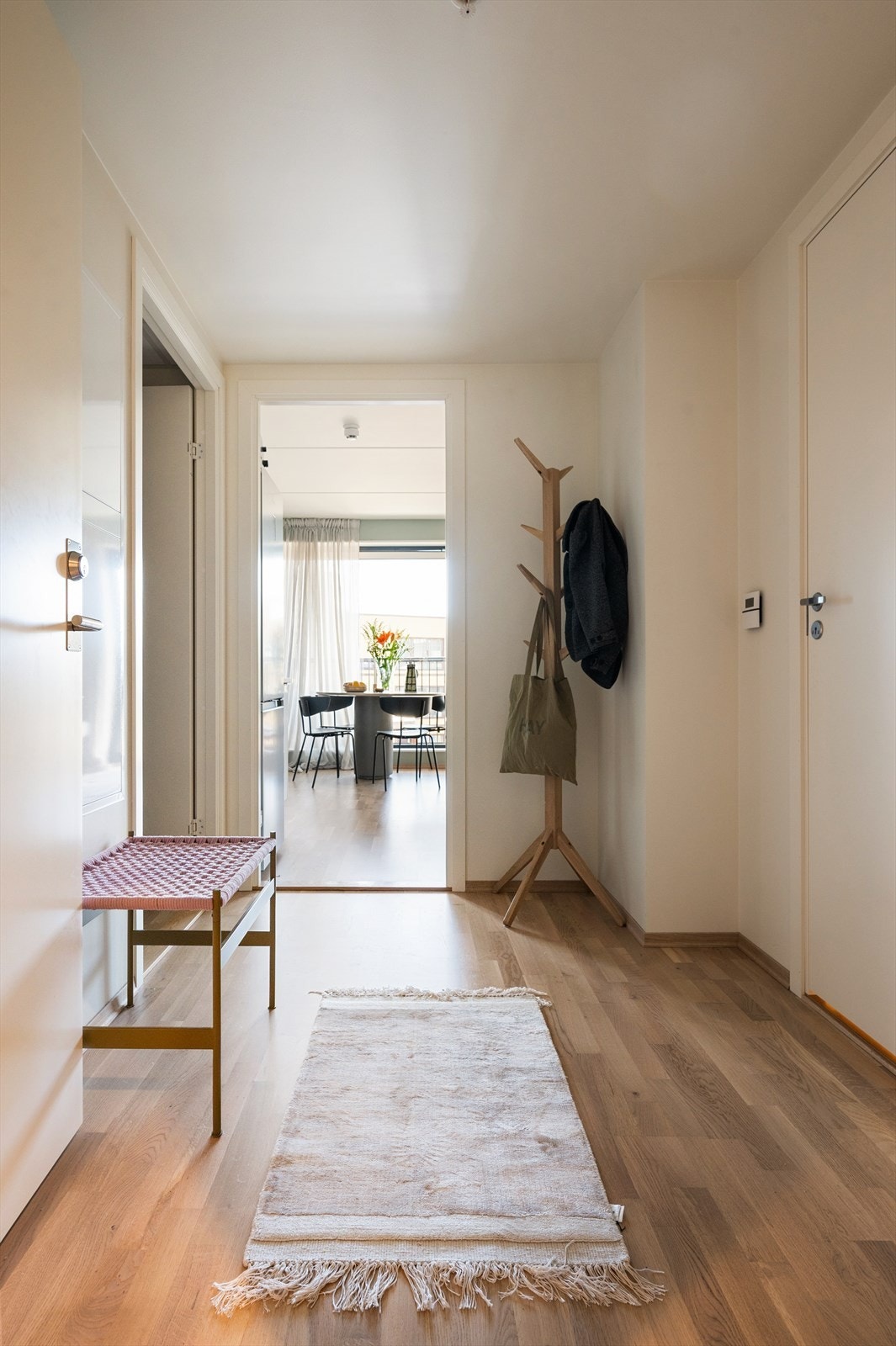 Her ønskes du velkommen til en gjennomført bolig med moderne standard og enkel adkomst via både heis og trapp. Galleribilde