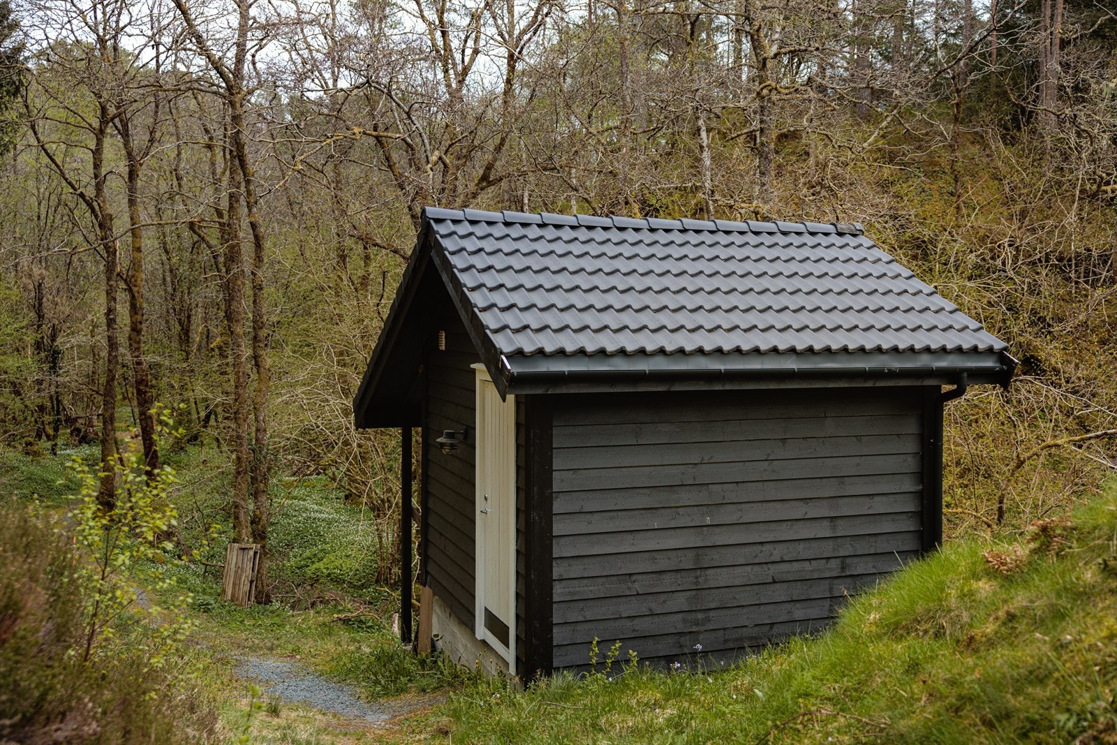 I 2018 ble det bygget en stor utvendig bod på 10 m² som inneholder Biovac anlegg, samt god bodplass. Isolert bod. Galleribilde