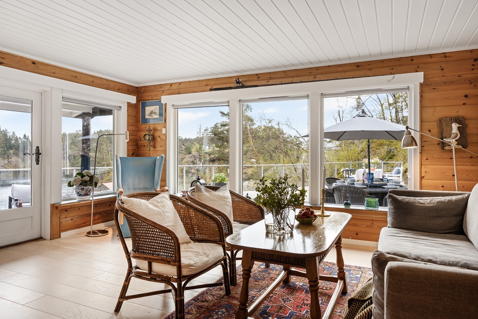 Lys stue med store vinduer som gir stuen godt med naturlig lys, samt nydelig utsikt over sjøen. Galleribilde