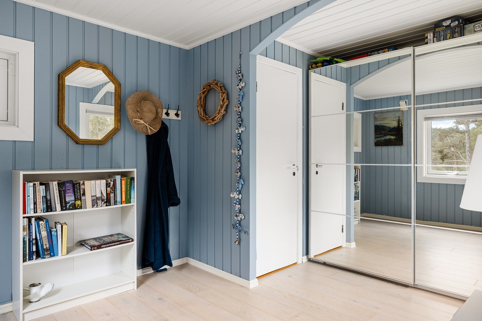 Hovedsoverommet har stor skyvedørsgarderobe. Galleribilde