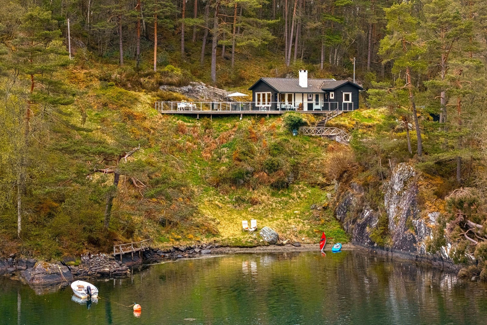 Skjermet og god havn for fortøyning av båt like nedenfor eiendommen. Galleribilde