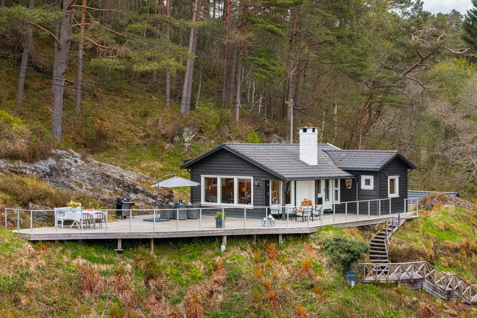 Eiendommen har en meget usjenert beliggenhet med nydelig natur rundt eiendommen. Galleribilde