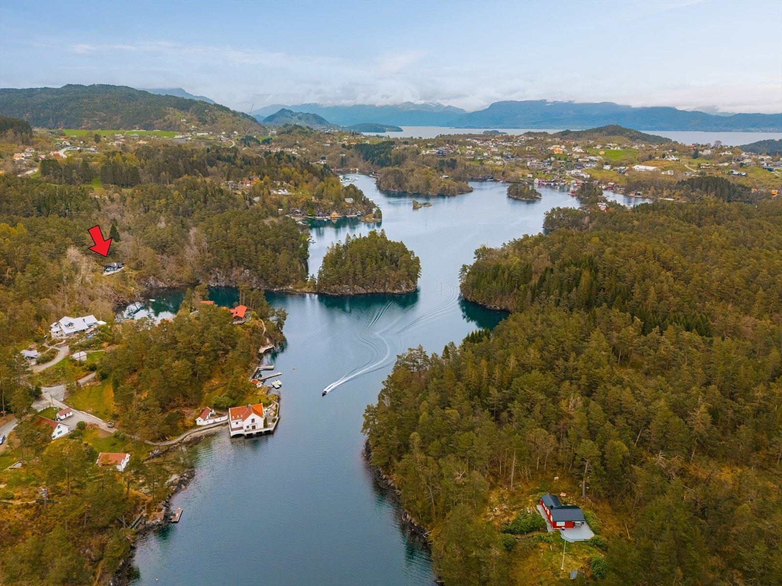 Eiendommen ligger idyllisk til på Lepsøy med indrefilet av skjærgården rett utenfor hytten. Galleribilde