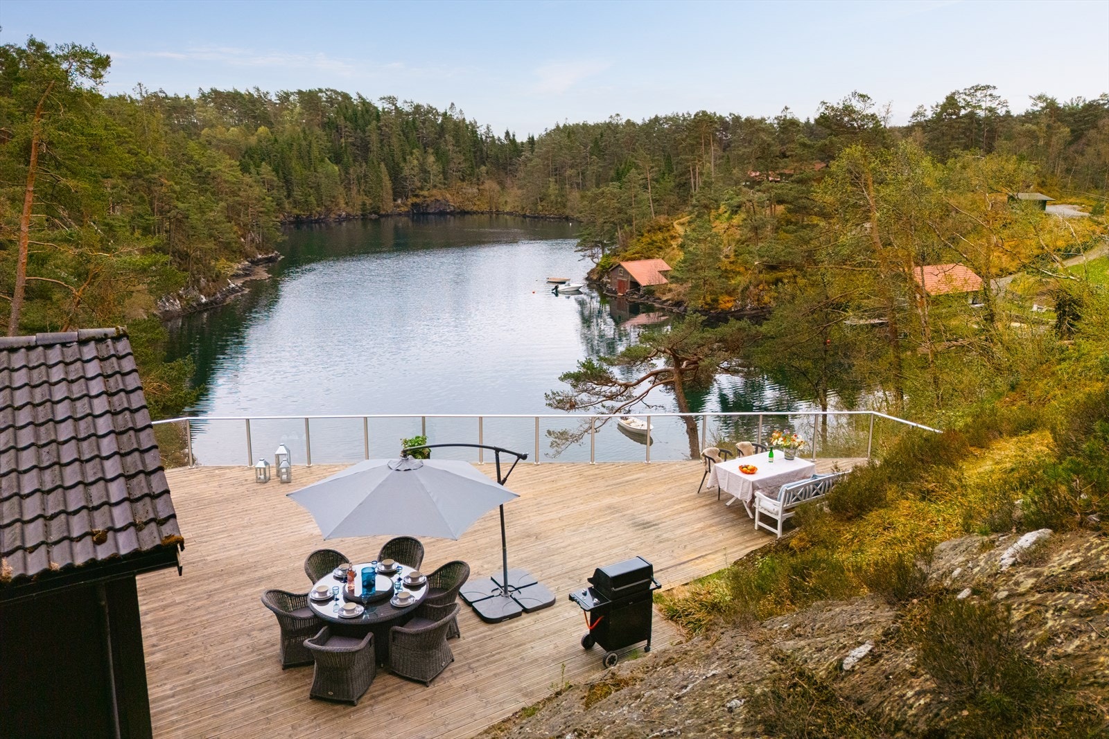 Her kan en nyte et bedre måltid og samtidig ha fin utsikt over sjøen med yrende båtliv. Galleribilde