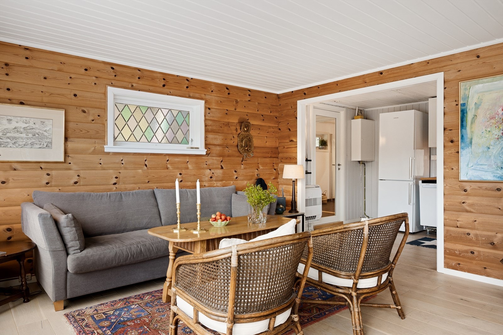 Delvis åpen kjøkkenløsning mellom stue og kjøkken. Galleribilde