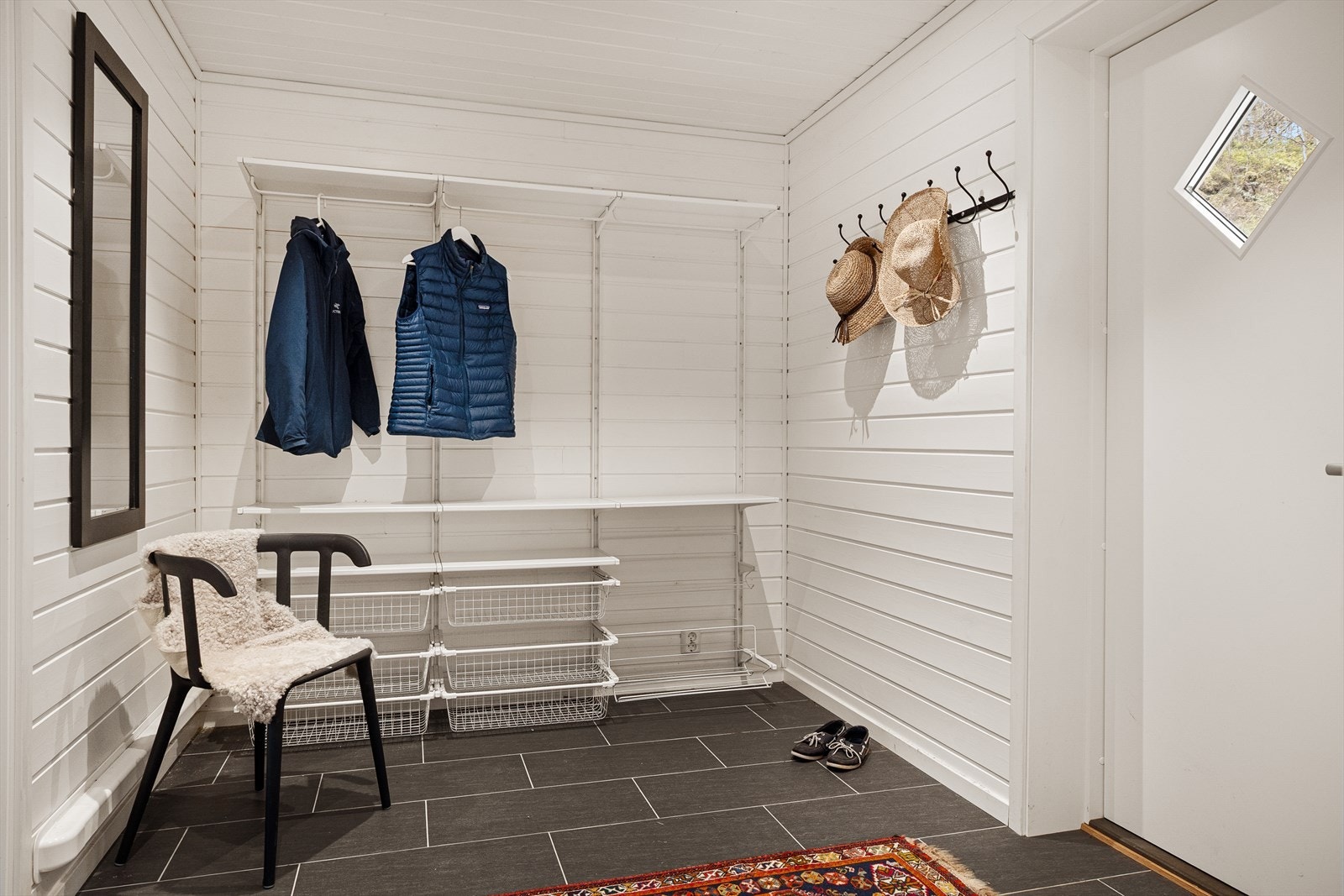 Romslig entré med god plass til yttertøy og sko. Fliser og varmekabler i gulv. Downlights i tak. Galleribilde