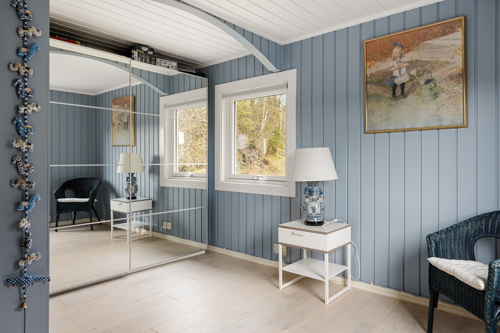 Hovedsoverommet har to store vinduer som gir rommet godt med naturlig lys, samt fin utsikt. Galleribilde