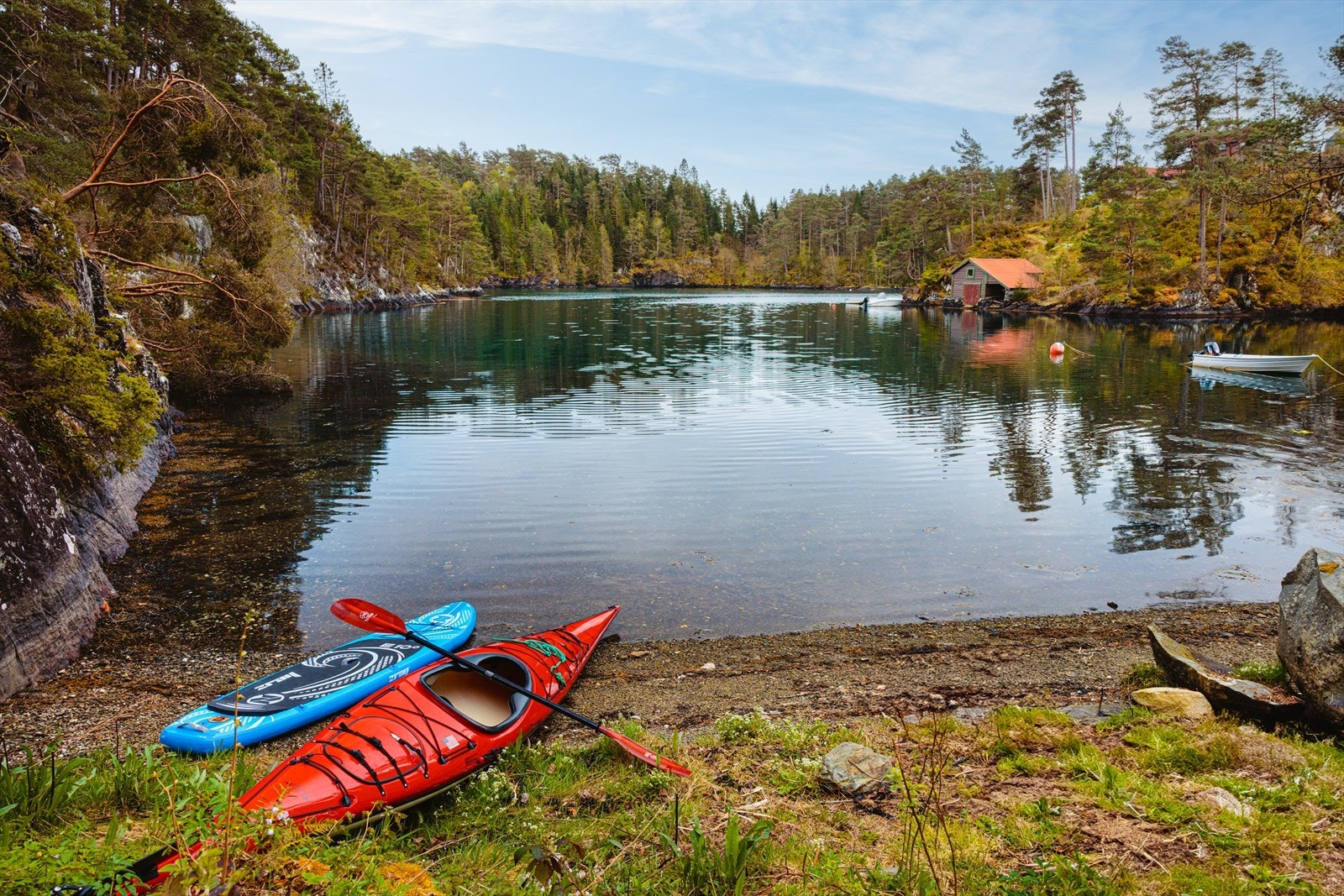 Her bor en i maritime omgivelser der alt ligger til rette for fritidsaktiviteter i sjøkanten som fisking, krabbefiske, bading og sjøsport. Galleribilde