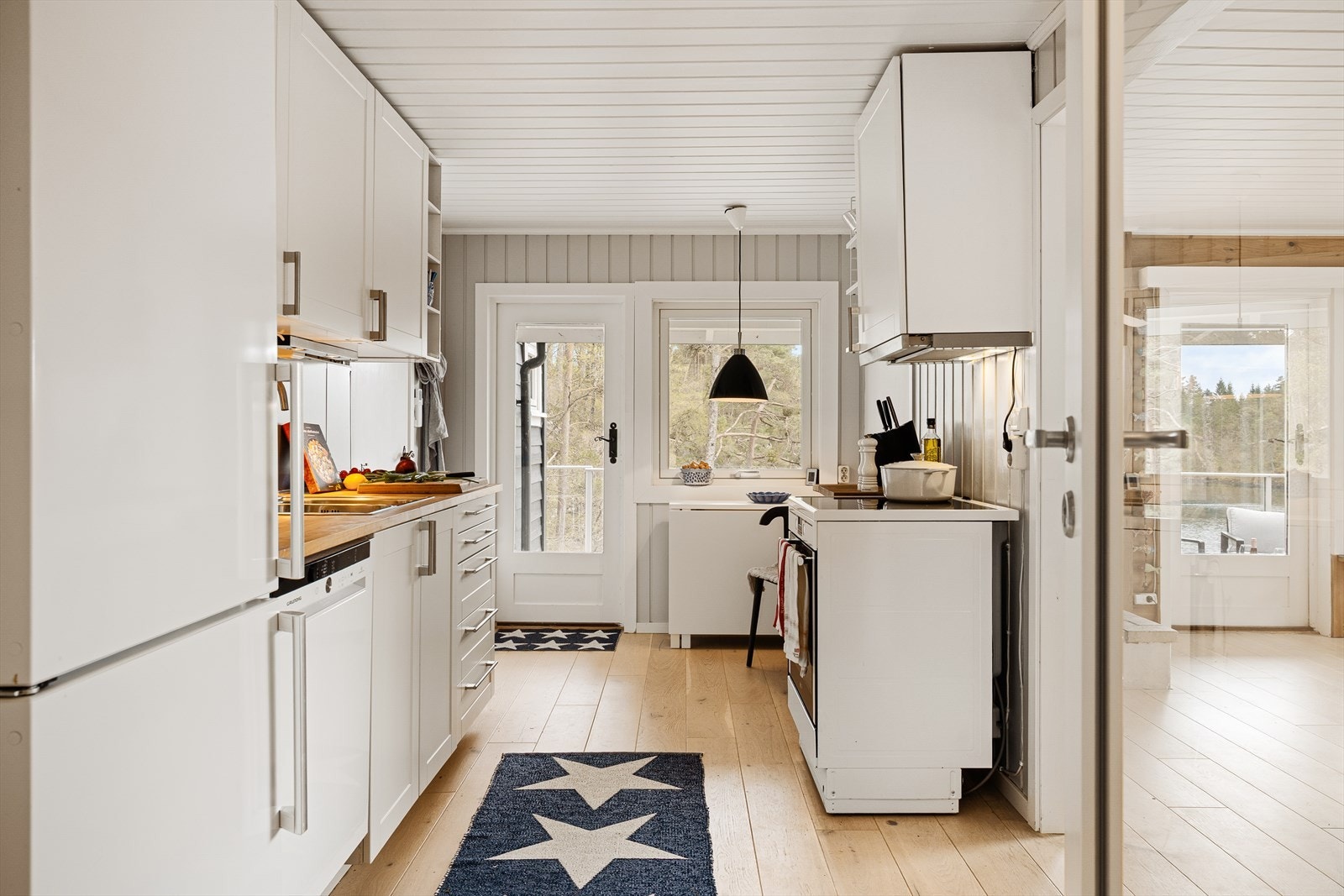 Kjøkkenet er er innredet med kjøkkeninnredning fra Ikea med hvite fronter og heltre benkeplate.
Koselig spiseplass på ved vinduet og utgang til terrasse. Galleribilde