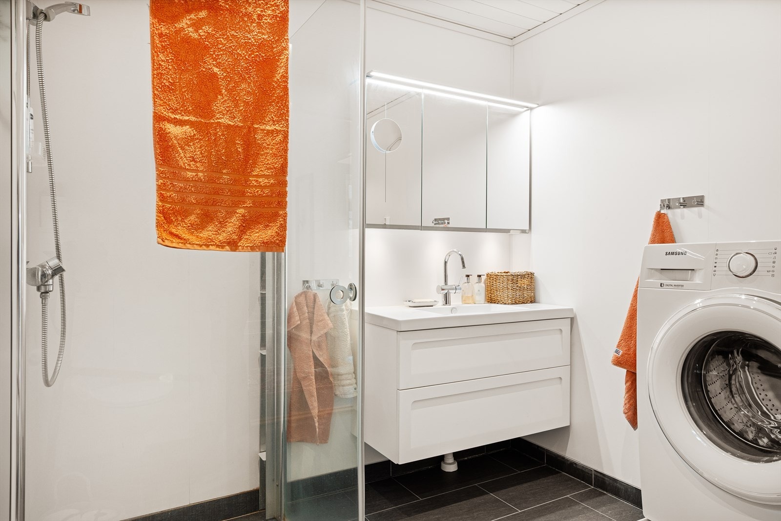 Romslig bad med fliser og varmekabler på gulv, samt våtromsplater på vegger. Downlights i tak. Galleribilde