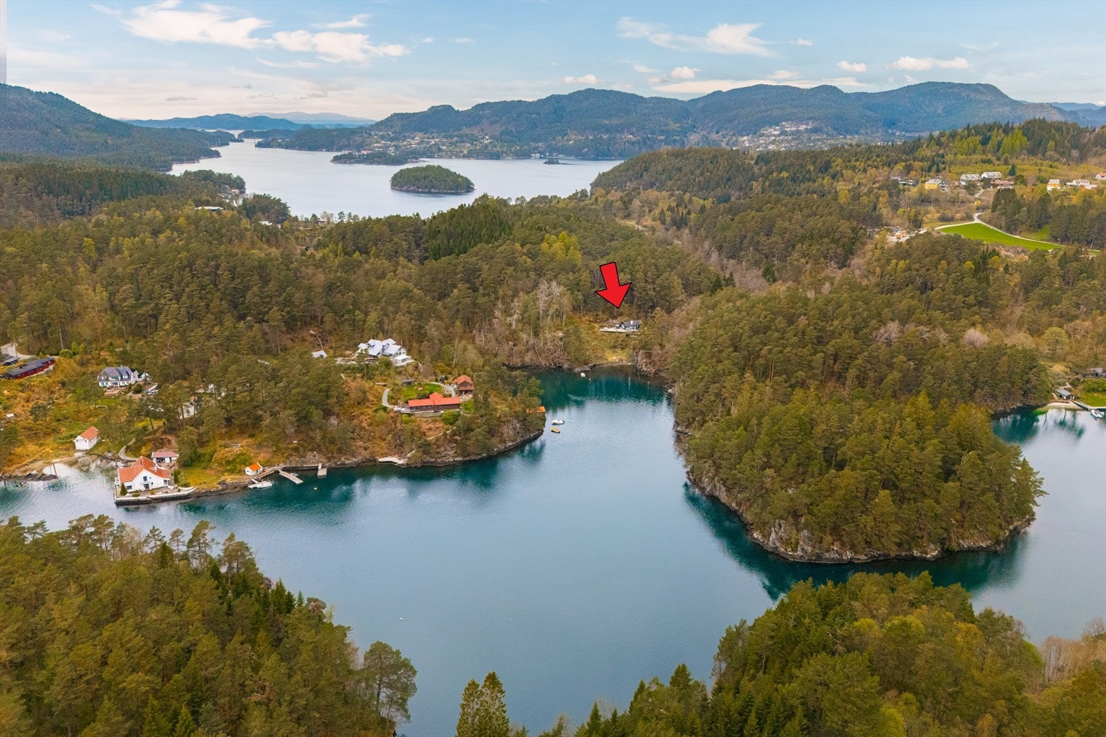 Beliggende i sjøkanten i nydelig bukt med praktfull utsikt over sjøen med yrende båtliv på sommerstid. Galleribilde