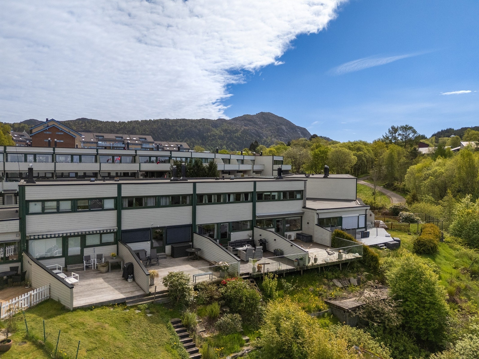 Rekkehuset ligger i fremste del av borettslaget mot vest Galleribilde