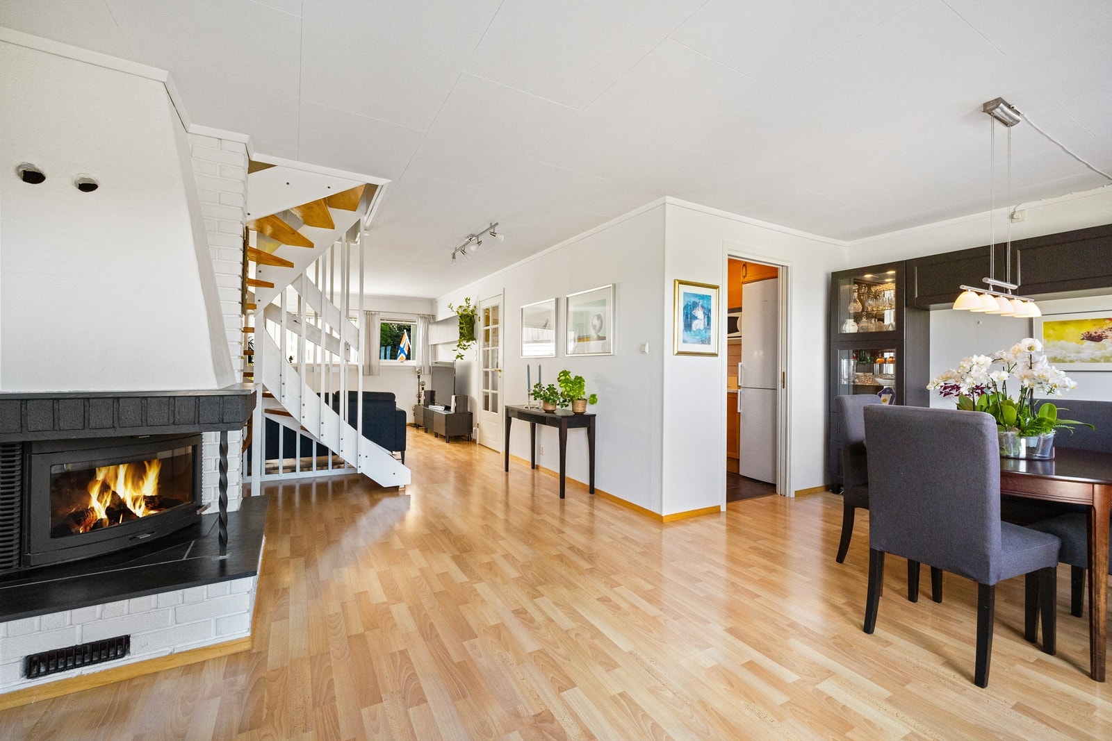 Romslig spisestue med god gulvplass Galleribilde